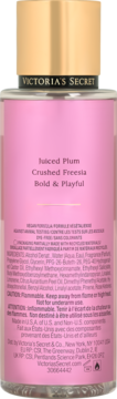 Tył różowej mgiełki Victoria's Secret Juiced Plum & Crushed Freesia, widoczne składniki i ostrzeżenia, złota nakrętka.