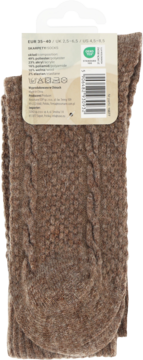 Brązowe, ciepłe skarpetki z dzianiny o warkoczowym splocie i pętelkowej fakturze. Widok z góry z etykietą.