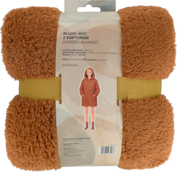 Zapakowany puszysty koc z kapturem w kolorze ciepłego brązu, złożony, z grafiką dziecka. Widok z przodu.