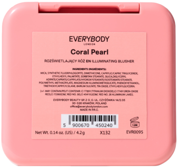 Tył różowego, kwadratowego opakowania rozświetlającego różu w kamieniu Everybody London Coral Pearl, z etykietą.