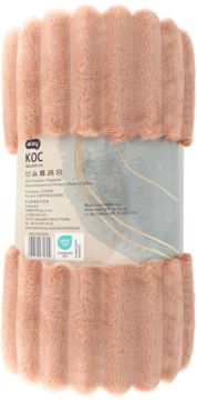 Koc pluszowy w kolorze beżowym, zwinięty w rulon, z etykietą produktową widoczną na środku.