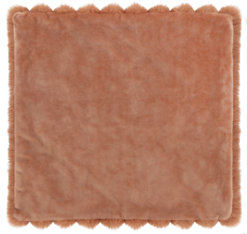 Kwadratowy pluszowy koc w kolorze terakoty z falistym brzegiem, miękki materiał, widok z góry.