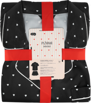 Czarna piżama damska Eloy w białe serduszka, z białą lamówką, złożona i przewiązana czerwoną wstążką. Widok z przodu.