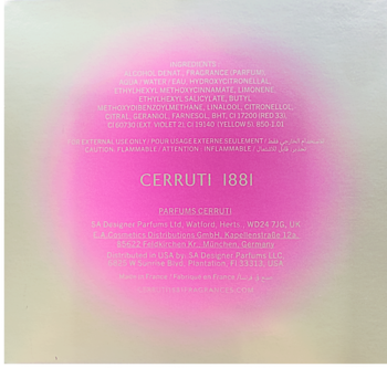 Tył opakowania perfum Cerruti 1881 z listą składników, na rozmytym różowym tle, widoczne dane producenta.
