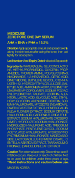 MEDICUBE Zero Pore One Day Serum, tył ciemnoniebieskiego opakowania z żółtym tekstem, widoczna lista składników i ostrzeżenia.