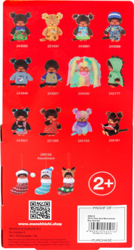 Tył czerwonego opakowania Monchhichi z kolekcją pluszowych figurek i świątecznych ozdób w skarpetach.