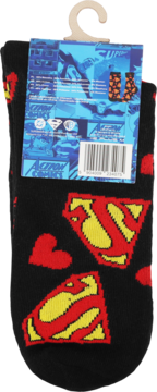 Skarpetki Superman czarne z czerwonym logo i sercami, wiszące na wieszaku z niebieską etykietą.