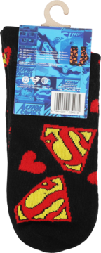 Czarne skarpetki Superman z czerwono-żółtymi logo S i sercami, zawieszone na metce, widok z przodu.