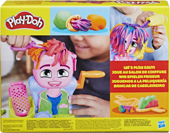 Tył opakowania Play-Doh Zestawu Fryzjerskiego. Dziecko bawi się głową do stylizacji włosów z Play-Doh.