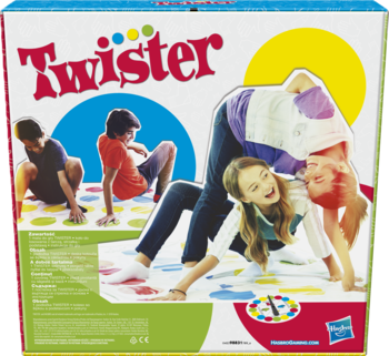 Tył pudełka gry Twister: dwie osoby balansują na kolorowej macie z kółkami, widoczne logo i opis gry.