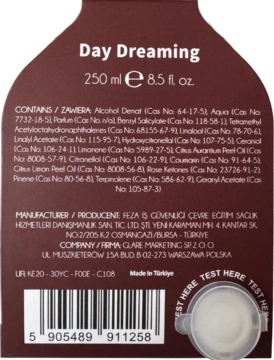 Tył brązowego opakowania zapachu do domu Day Dreaming z kodem kreskowym, listą składników i etykietą "TEST HERE".