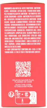 Tył czerwonego opakowania kosmetyku z białym tekstem: listą składników, kodem QR i instrukcjami recyklingu.