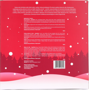 Tył czerwonego kalendarza adwentowego kosmetyków. Ma białe płatki śniegu, choinki i teksty info. Widoczny kod.