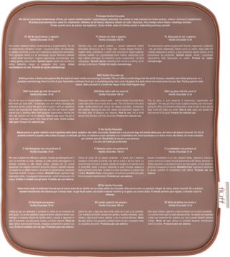 Beżowa kosmetyczka Fluff Vanilla Chocolate z nadrukowanymi białymi opisami produktów zestawu, widok z góry.