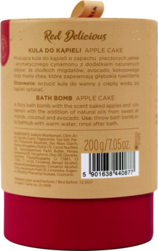 Tył cylindrycznej kuli do kąpieli Red Delicious Apple Cake 200g, z opisem i kodem kreskowym.