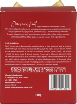 Tył czerwonego opakowania świecy zapachowej Charming Forest 150g, z białym tekstem i ikonami bezpieczeństwa.