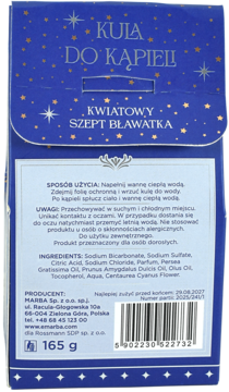 Tył niebieskiego opakowania kuli do kąpieli „Kwiatowy Szept Bławatyka” ze złotymi gwiazdkami, składem, kodem kreskowym.