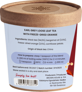 Tył brązowego opakowania herbaty Earl Grey z pomarańczą. Widoczna niebieska etykieta: skład, parzenie, producent.