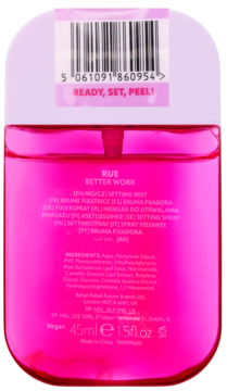 Tył różowego sprayu Rue Better Work Setting Mist 45ml z listą składników i kodem kreskowym. Widoczny napis Vegan.