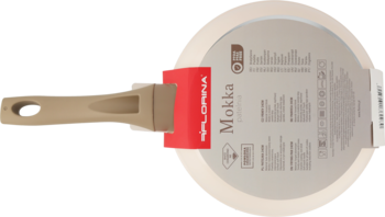 Beżowa patelnia Florina Mokka z rączką, widok od spodu, z czerwoną etykietą producenta na uchwycie.