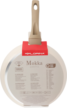 Beżowa patelnia Florina Mokka 28 cm z ceramiczną powłoką, widok od spodu z etykietą, beżowa rączka.