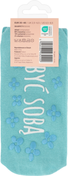 Niebieskie skarpetki Eloy r.35-40, z białym napisem 'BYĆ SOBĄ' i kwiatowymi antypoślizgami, widok z przodu.