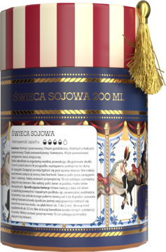 Tył grubej, niebieskiej tuby świecy sojowej Hiskin z karuzelą, czerwonymi pasami i złotym frędzlem.