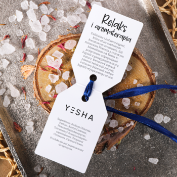 Sól do kąpieli Yesha z płatkami bławatka, widok z góry na drewnianym krążku i etykiecie "Relaks i aromaterapia".