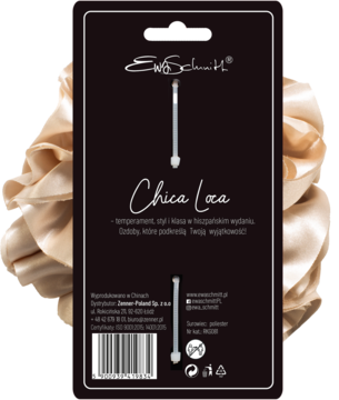 Duże, beżowe, jedwabiste scrunchie Ewa Schmitt Chica Loca RKG081, z tyłem czarnego opakowania produktu.