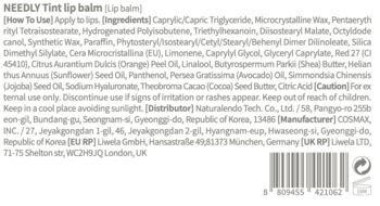 Tył opakowania balsamu Needly Tint Lip Balm, etykieta ze składnikami, instrukcją i kodem kreskowym.