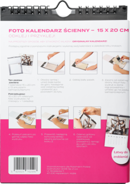 Tył opakowania kalendarza ściennego DIY Peel & Stick 15x20 cm z instrukcjami montażu, różowe tło.