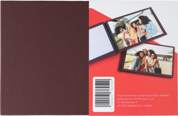 Bordowy PhotoBook 10x15, częściowo otwarty z dwoma wkładami na zdjęcia, obok zamkniętej okładki, na tle opakowania.