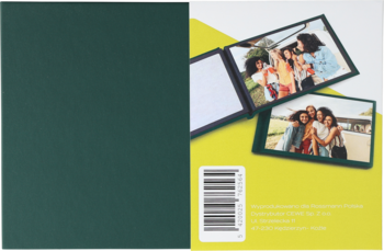 Fotoksiążka 10x15 Offset Green, tylna okładka i dwie otwarte strony ze zdjęciami, kod kreskowy z boku.