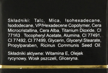 Tył ciemnego opakowania bazy pod cień, widoczna lista składników, w tym witamina E i wosk pszczeli.