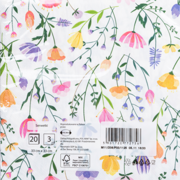 Dekoracyjna serwetka papierowa w opakowaniu foliowym, białe tło z wzorem różowych, żółtych i fioletowych kwiatów, widok z góry.