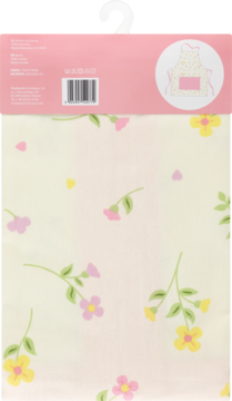 Różowy fartuch kuchenny z pastelowymi kwiatami i sercami na kremowym tle, z opakowaniem u góry, widok z przodu.