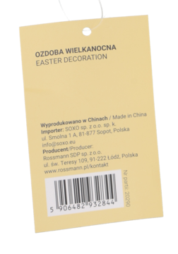 Beżowa metka ozdoby wielkanocnej z kodem kreskowym i danymi producenta Rossmann, widok pod kątem.
