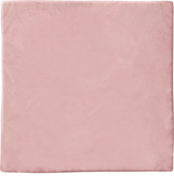 Różowa poszewka na poduszkę 45x45cm z miękkiego materiału, gładka, aksamitna faktura widoczna na całej powierzchni.