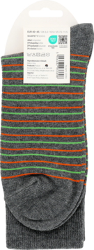 Szare skarpetki w zielono-pomarańczowe paski, złożone, z widoczną etykietą produktu i kodem kreskowym. Widok z przodu.