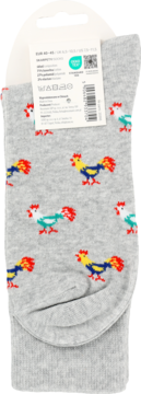 Szare skarpety męskie z wzorem w kolorowe koguty, widoczną metką produktu. Złożone na płasko, widok z przodu.