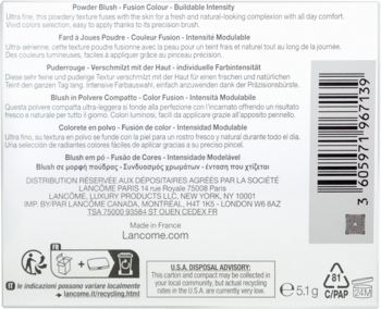 Tył białego opakowania różu Lancôme Blush Subtil z kodem kreskowym i szczegółowymi informacjami o produkcie w wielu językach.