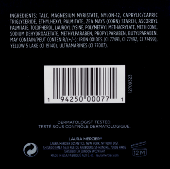 Tył czarnego opakowania Laura Mercier Translucent Loose Setting Powder ze składnikami i kodem kreskowym.