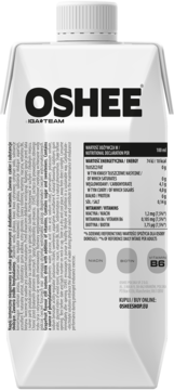 Tył białej butelki OSHEE ISOTEAM, napoju izotonicznego z witaminami, z etykietą i wartościami odżywczymi.