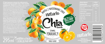 Etykieta napoju Naturio Chia o smaku pomarańczowym, z nasionami, bez cukru dodanego. Białe logo, świeże pomarańcze.
