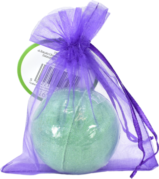 Zielona kula do kąpieli o zapachu bergamotki i róży, w fioletowym woreczku z organzy.