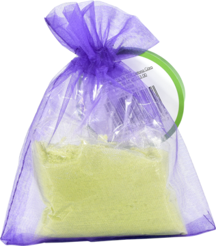 Jasnożółty puder do kąpieli morela-yuzu w zawiązanej fioletowej torebce organzowej, widok z przodu.