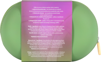 Tył zielonej, owalnej kuli do kąpieli z wielojęzyczną etykietą, zawierającą składniki, widok z bliska.