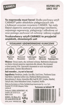 Tył opakowania truskawkowego sztyftu Carmex z informacjami o składnikach, działaniu klinicznym i kodem kreskowym.