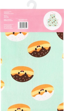 Miętowy fartuch dziecięcy we wzór pączków z buźkami, widok z góry. Część różowej etykiety widoczna u góry.