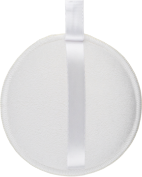 Biały, miękki, okrągły puszek do pudru z delikatną satynową tasiemką, ujęcie z góry.